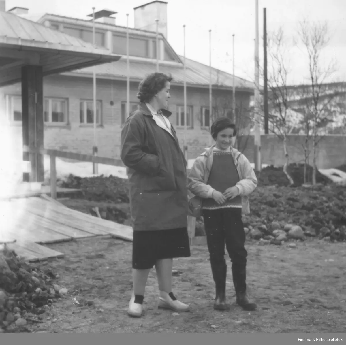 Ragnhild Ebeltoft og datteren Torill utenfor Utsjok turisthotell, ca. 1960