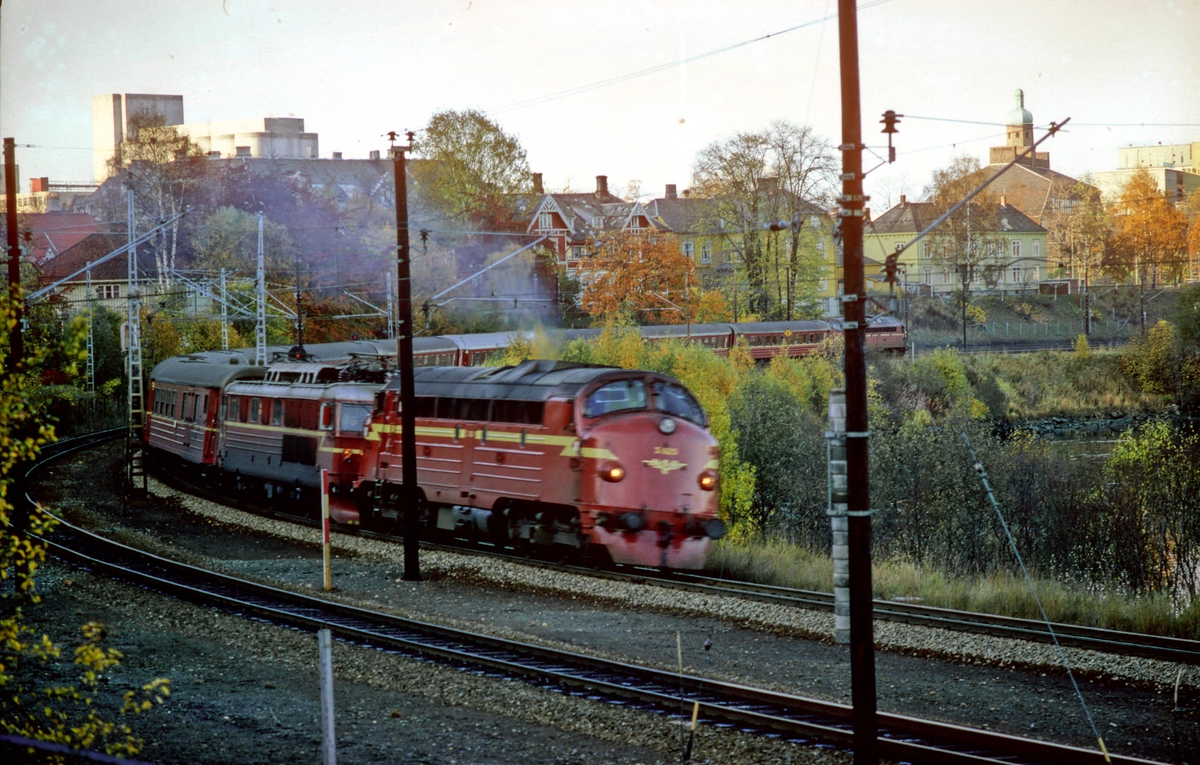 Marienborg stasjon. Ekspresstog 44 Trondheim - Oslo passerer med ekstra forspann og hjelpelokomotiv type Di 3. På grunn av strømutkobling ble togene denne dagen kjørt med diesellok foran og bak mellom Trondheim og Heimdal.