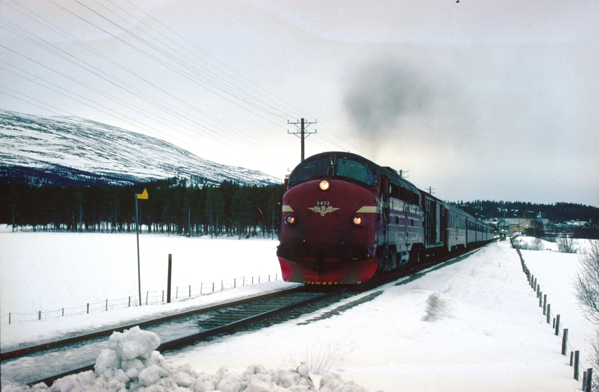 NSBs dagtog, tog 301, Oslo - Trondheim over Røros kjører ut fra Os stasjon, Os i Østerdalen.