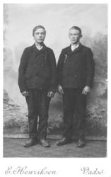 Et portrett av to ukjente gutter, kanskje brødre?  De er kle