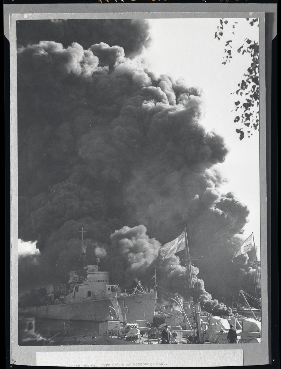 Jagareolyckan på Hårsfjärden, den 17. september 1941.
Genom röken skymtar övre delen av Göteborgs mast.