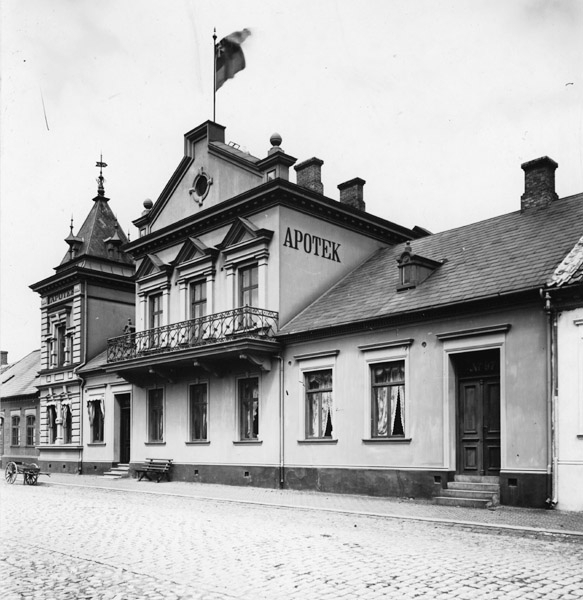 Apoteket Svea på Algatan. Apotekare Martin Gerner bodde i huset till höger.