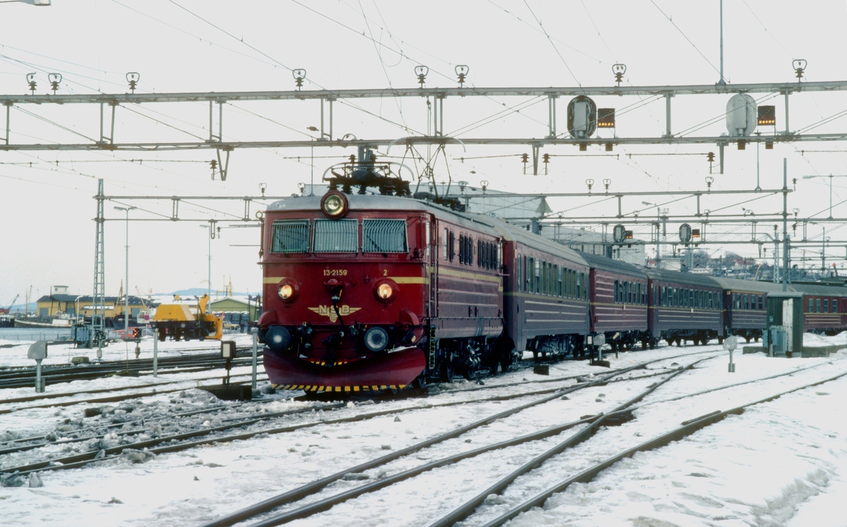 NSB ekspresstog 44 Dovresprinten til Oslo S kjører ut fra Trondheim stasjon med elektrisk lokomotiv El 13 2159.