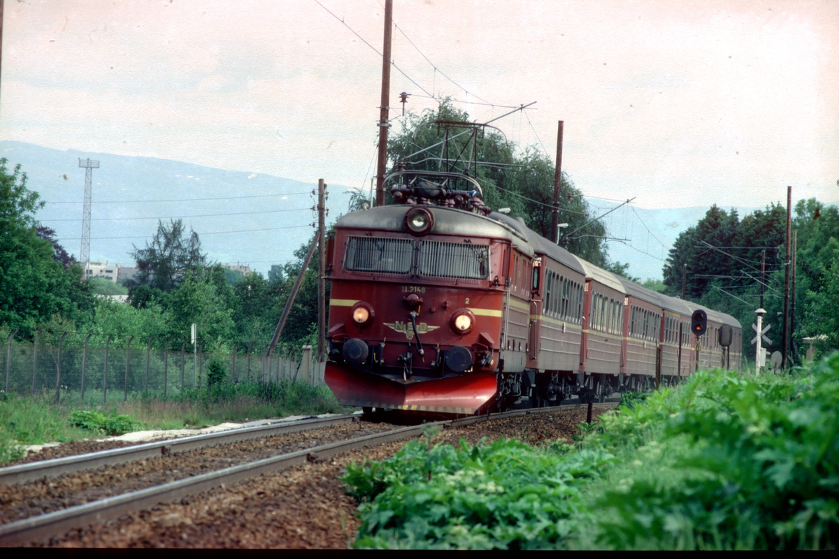 Ekspresstog 46 (Trondheim - Oslo) ved Stavne. NSB elektrisk lokomotiv El 11 2146 og vogner type 3. Togene 45 og 46 ble kjørt om sommeren på Dovrebanen i tillegg til de ordinære ekspresstogene.