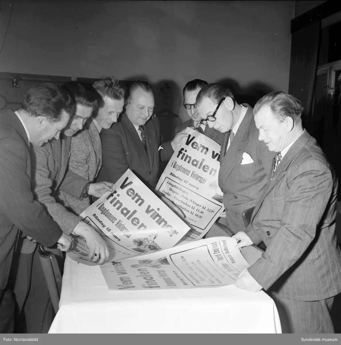 Medelpads skidförbunds representanter studerar löpsedlar inför finalen i Ungdomens vinterspel 1953.