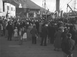 En stor folkemengde på kaia i Hammerfest, før krigen. De fle