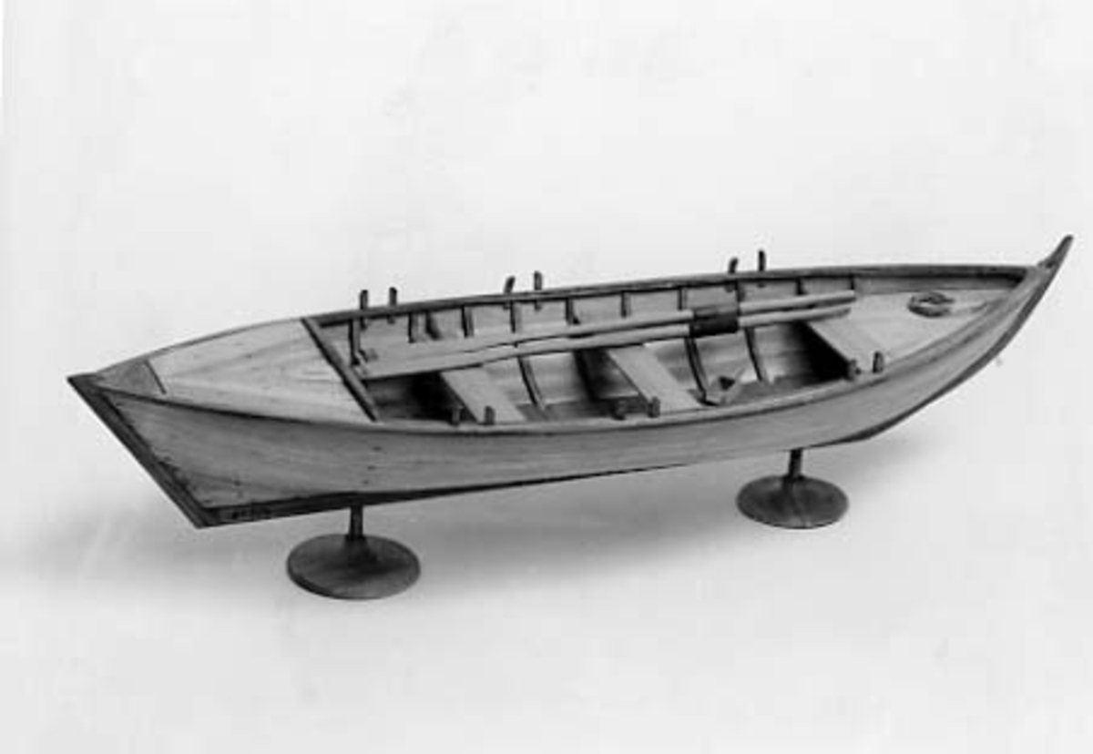 Modell av 16 fots sump byggd 1938 av båtbyggare Hildor Hedelin, Svartsjö, för Viktor Fagerlund, Gällnö.
Kölen märkt med 'Gustav 1982”
Tillbehör: 2 st åror
1 st öskar
Roddes med 3 par åror. Däckad sump akter. Däckad förut. Sex bord.