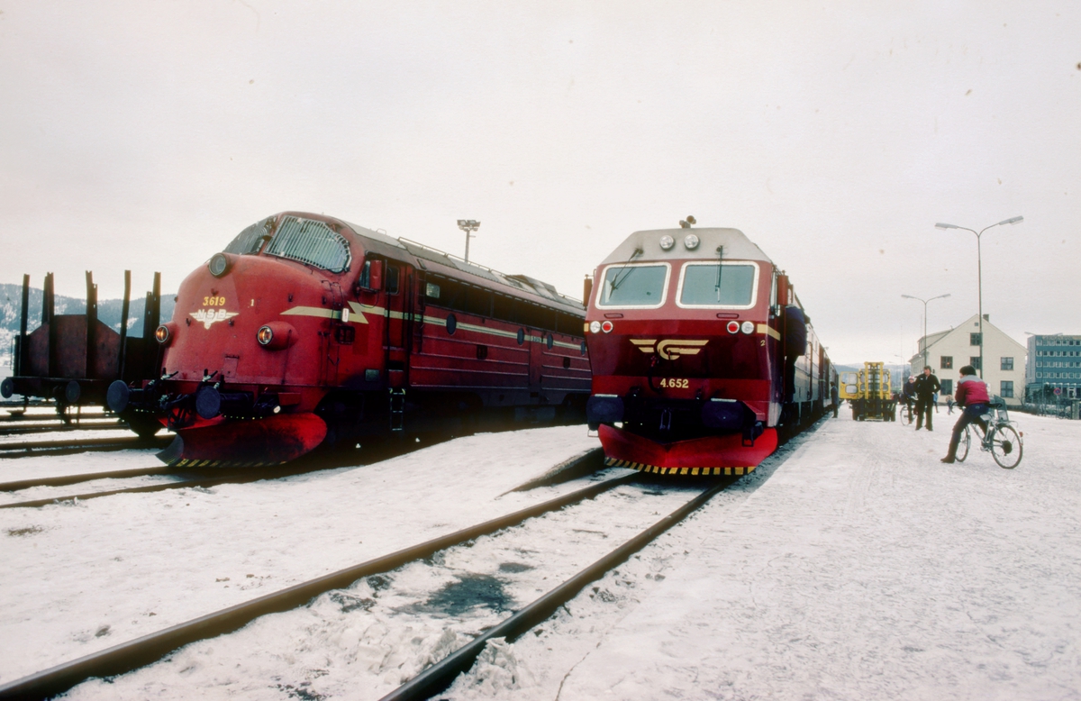 Lokbytte i Mo i Rana. De nye dieselelektriske lokomotivene type Di 4 fikk den første tiden ikke kjøre lenger nord enn Mo. Det ble derfor byttet lokomotiv der. Di 3-loket har trukket toget fra Bodø, og 4'ern overtar. Tog 452.