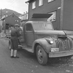Tor Todal ved en lastebil (Chevrolet årsmodell 1946-47) i Sk