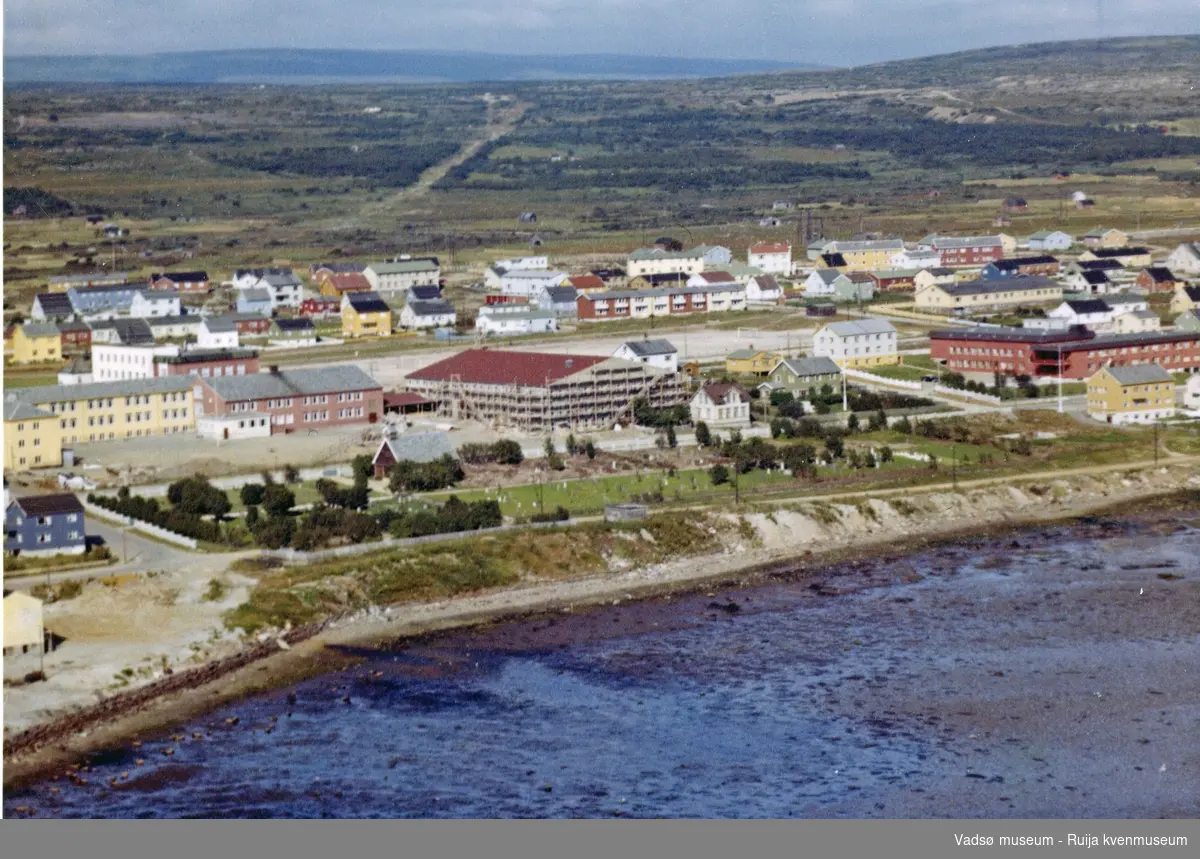 Flyfoto av Vadsø, 1963. Midt i bildet ses skolen med nybygg.
