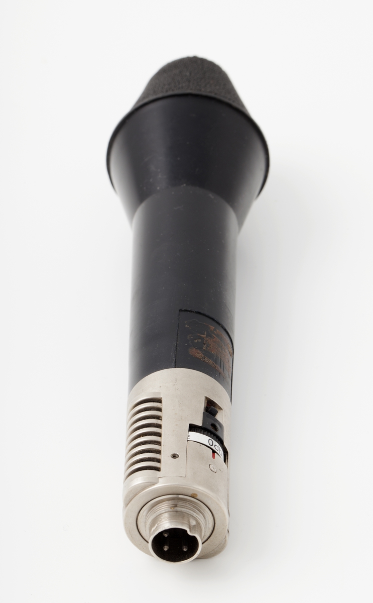 Dynamisk mikrofon med tysk standard på strøm, krever bruk av såkalt DIN-plugg (Deutsche Industri Norme).