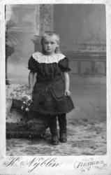 Portrett av ei ung jente. Bildet er tatt i et fotoatelier. H