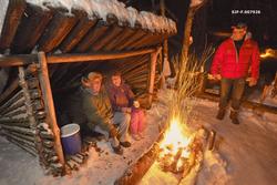 Bilde av smilende besøkende som spiser suppe - såkalt grøfte