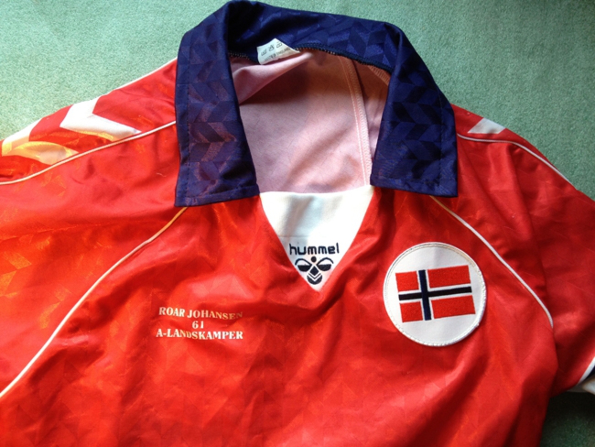 Trøya ble gitt i gave i forbindelse med en samling for landslaget. Alle spillere over 50 landskamper fikk hver sin med antall kamper påført.