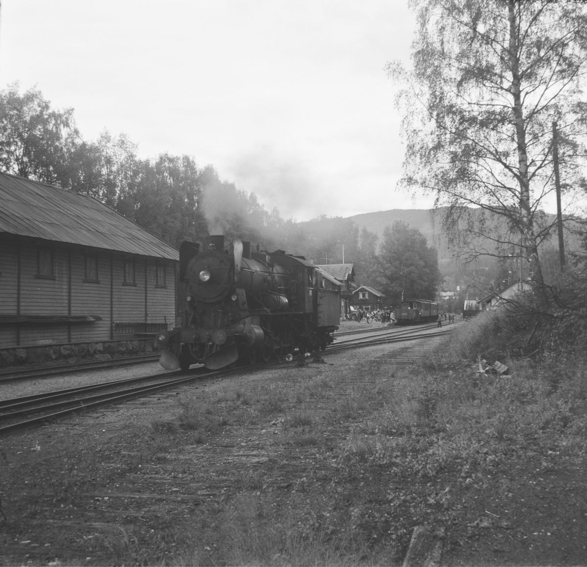 Damplok type 30b 347 på Skreia stasjon. I bakgrunnen A/L Hølandsbanens veterantog Eina-Skreia.