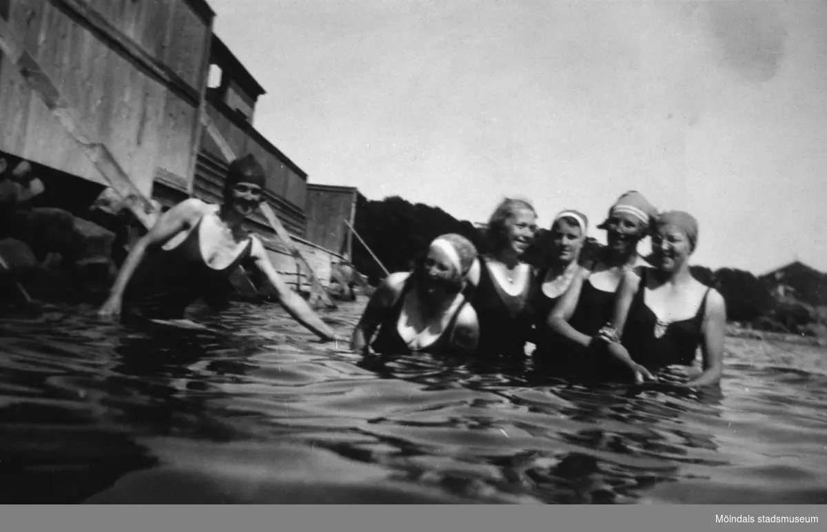 Sex badklädda kvinnor som står i vattnet, cirka 1930.