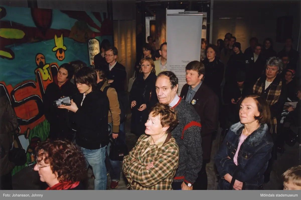 Besökare i utställningen "Alltså finns jag" på Mölndals museum, år 2003.