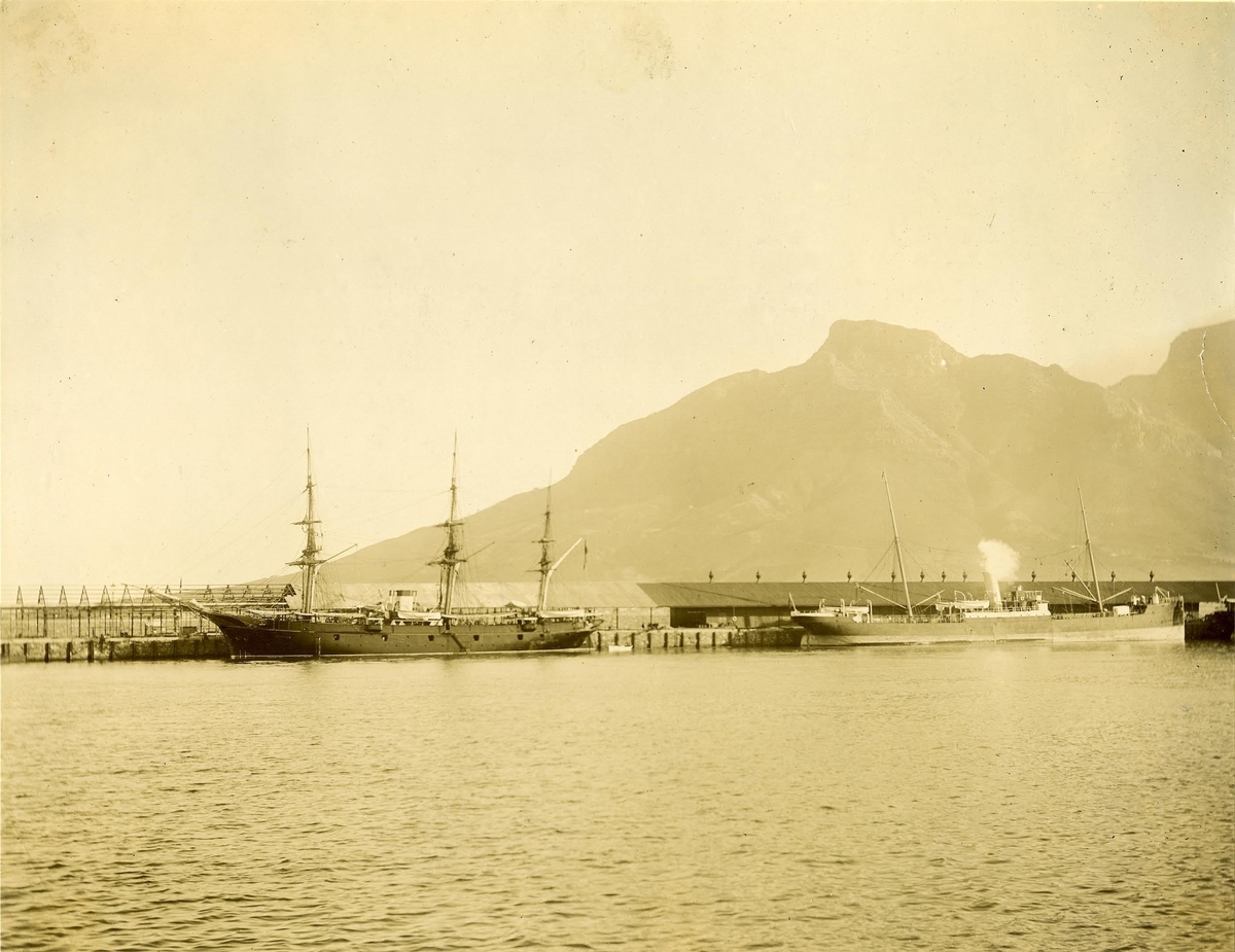 Långresan 9/10 1897 - 7/5 1898. Chef: KK1. E.C. Brusewitz, Sek.: Kapt. G. Dyrssen (till 17/4),
Sek.: Kapt. frih. R.W. Leuhusen (från 15/11).
Ankom till Kapstaden 20/1 1898. Bilden från Cape Town med Table Bay, i bakgrunden Table mountain 1082 m. hög. Följande hamnar besöktes: Plymouth, Madeira, S:t Vincent (Cape Verde), Buenos Ayres, Cape Town,
Banana (Kongostaten), S:t Vincent (Cape Verde), Fayal (Azorerna), Brest, Helsingborg, Carlshamn, Matvik.
(mer info på fotot).