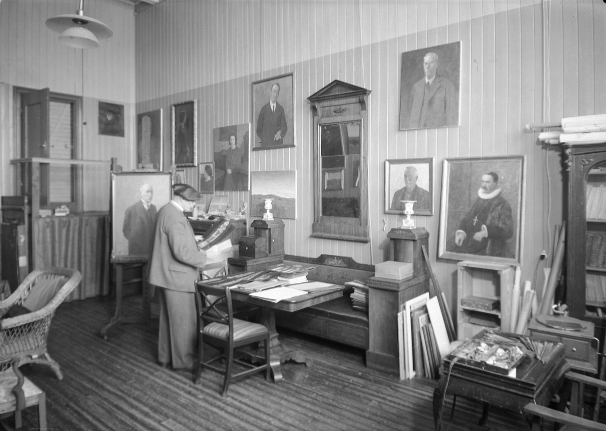 Maleren Gabriel Kielland i sitt atelier