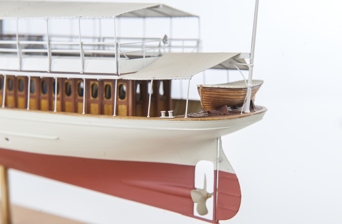 Modell av passagerarångfartyget TESSIN, fullständigt bemålad.