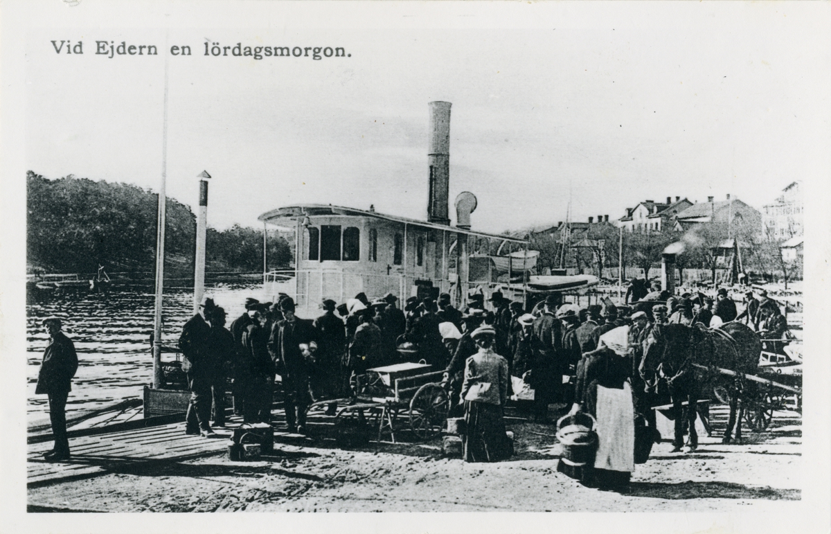 Vykort i svartvitt föreställande passagerarångfatyget EJDERN en lördagsmorgon vid kaj i Södertälje 1910.