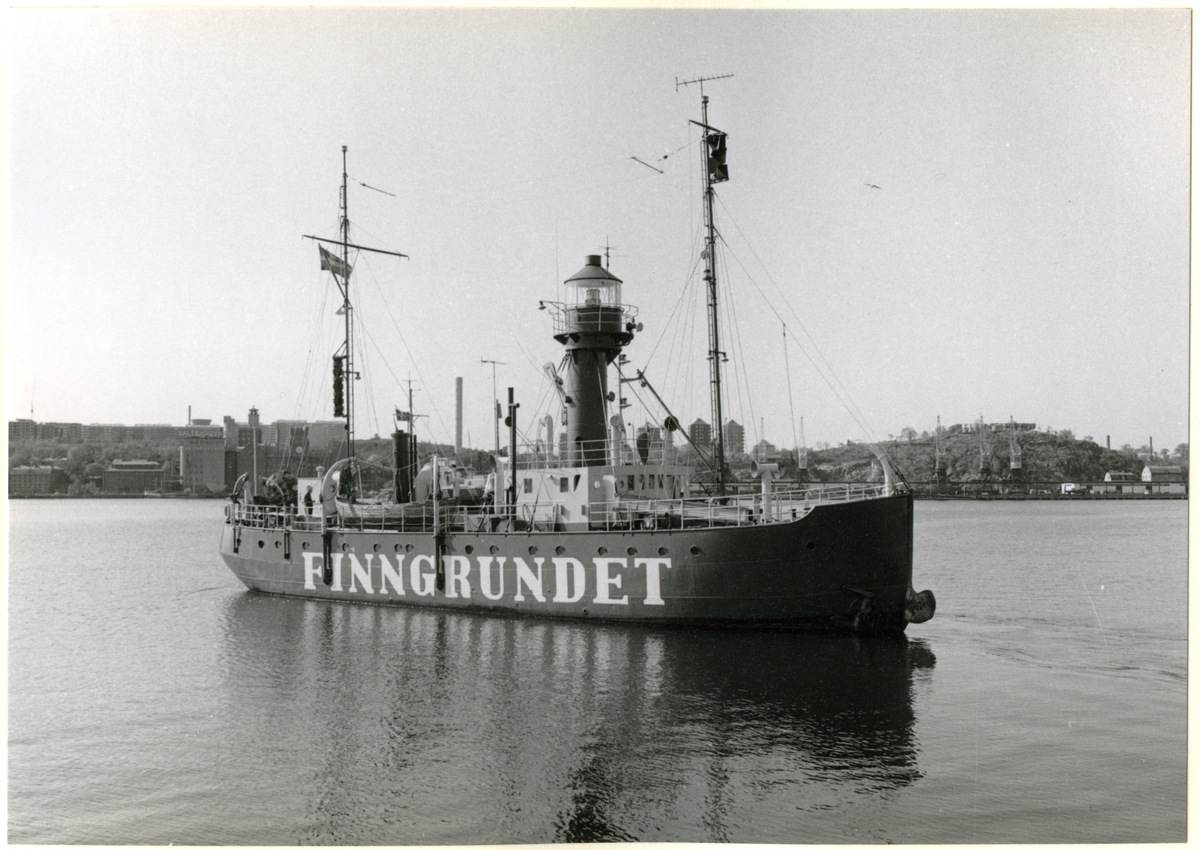 [från fotobeskrivningen:] "FINNGRUNDET flyttas från Rosenvik till Wasavarvet" "3.6.1970"