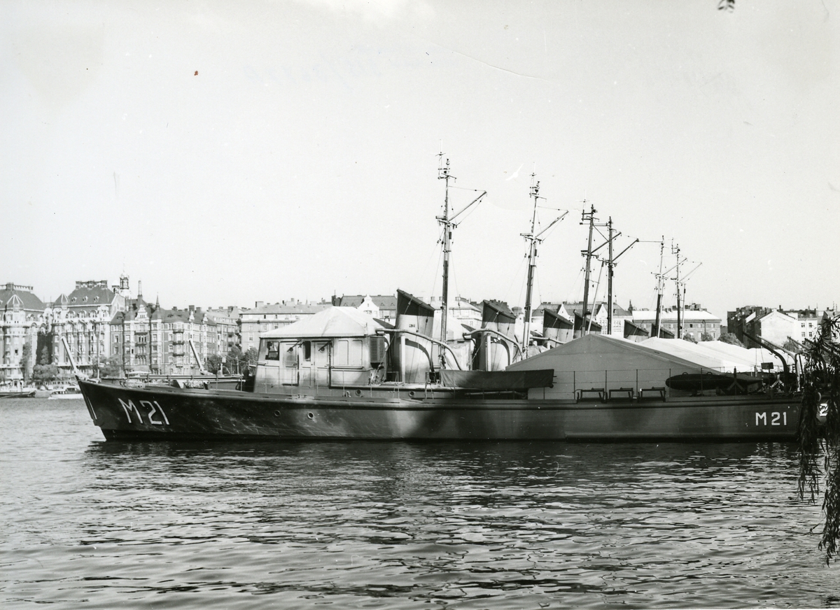 Minsveparen M 21 med 5 systerbåtar förtöjda vid Skeppsholmen.