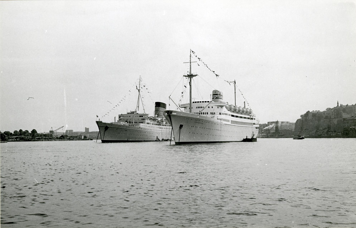 Foto från 1959 visande turist- och passagerarfartygen "Caronia" och "Bergensfjord" för ankar på Stockholms ström.