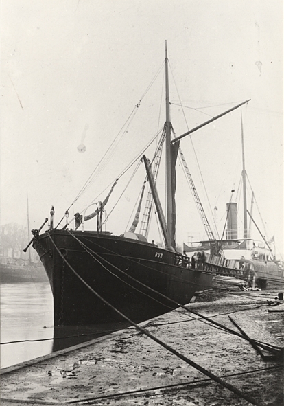 Lastångfartyget BUR av Stockholm. Förliste natten till den 24 november 1904, vid ingående till Arkö under svår storm, med man och allt. 17 personer omkom.
