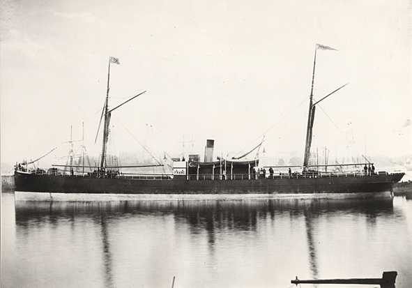Foto i svartvitt visande lastångfartyget "FRANZ" av Kiel, på Stockholms ström, omkring 1900-talet.