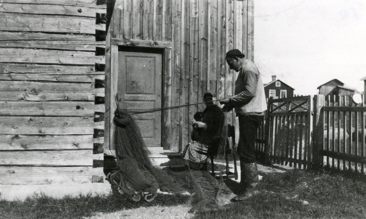 Ångermanland, Trysunda. Byggning av skötar i solen utanför stugknuten.
Fotot från 1920-talet.