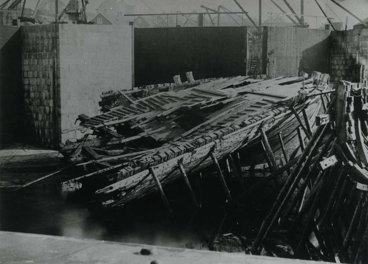 Träskeppsbyggeri
Bottenkonstruktion
Linjeskeppet DRISTIGHETEN b. 1783

Från sprängningsförsöken 1869 med det slopade linjeskeppet.
Fotograferat i dockan i Karlskrona