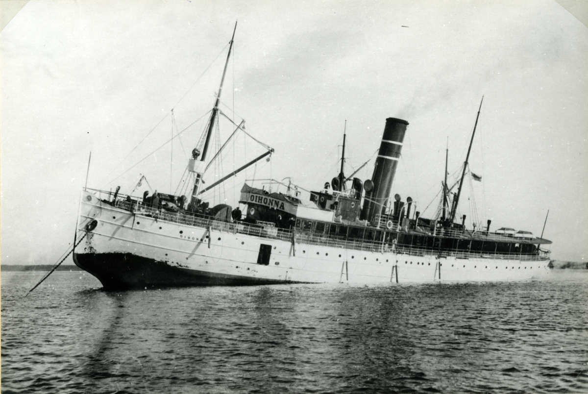 Fartyget på grund vid Kobbaklintar utanför Mariehamn år 1911.