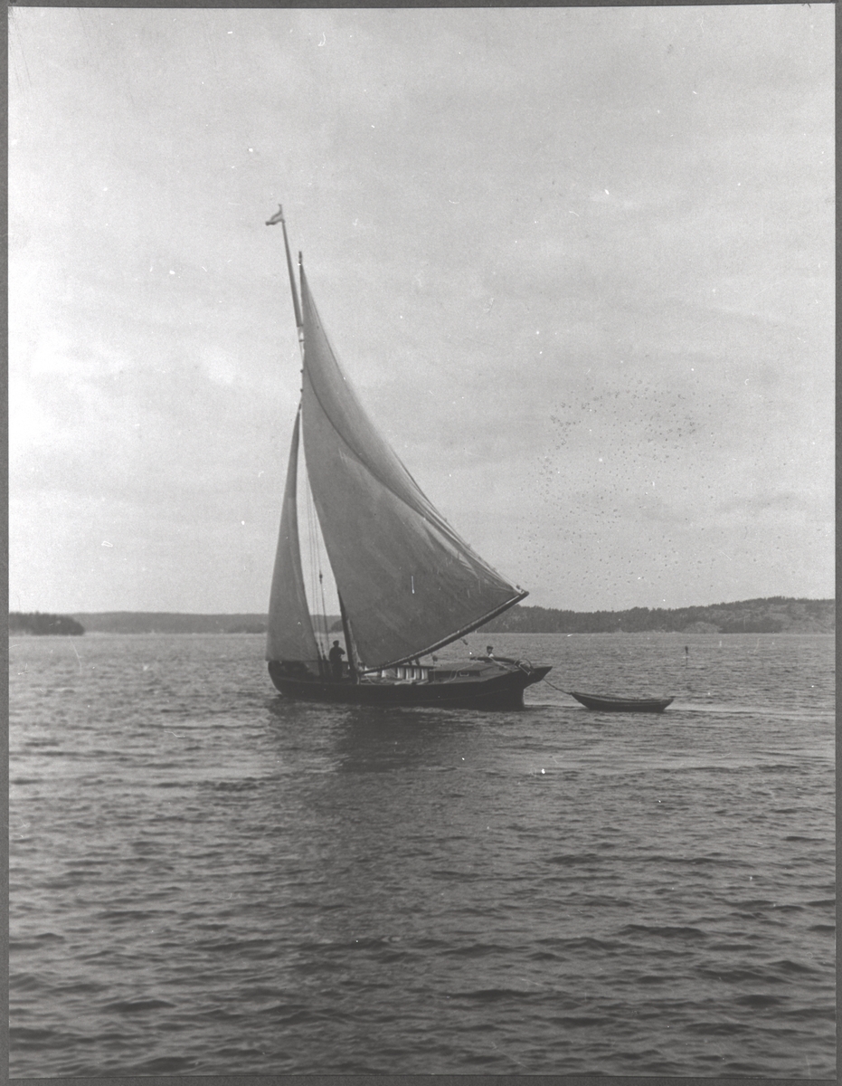 Adina av Ljusterö, ballastad [Mycket tveksamt, med vad i så fall?]
Refoto av foto från Marin & Arméfilm (Jfr SU1250)