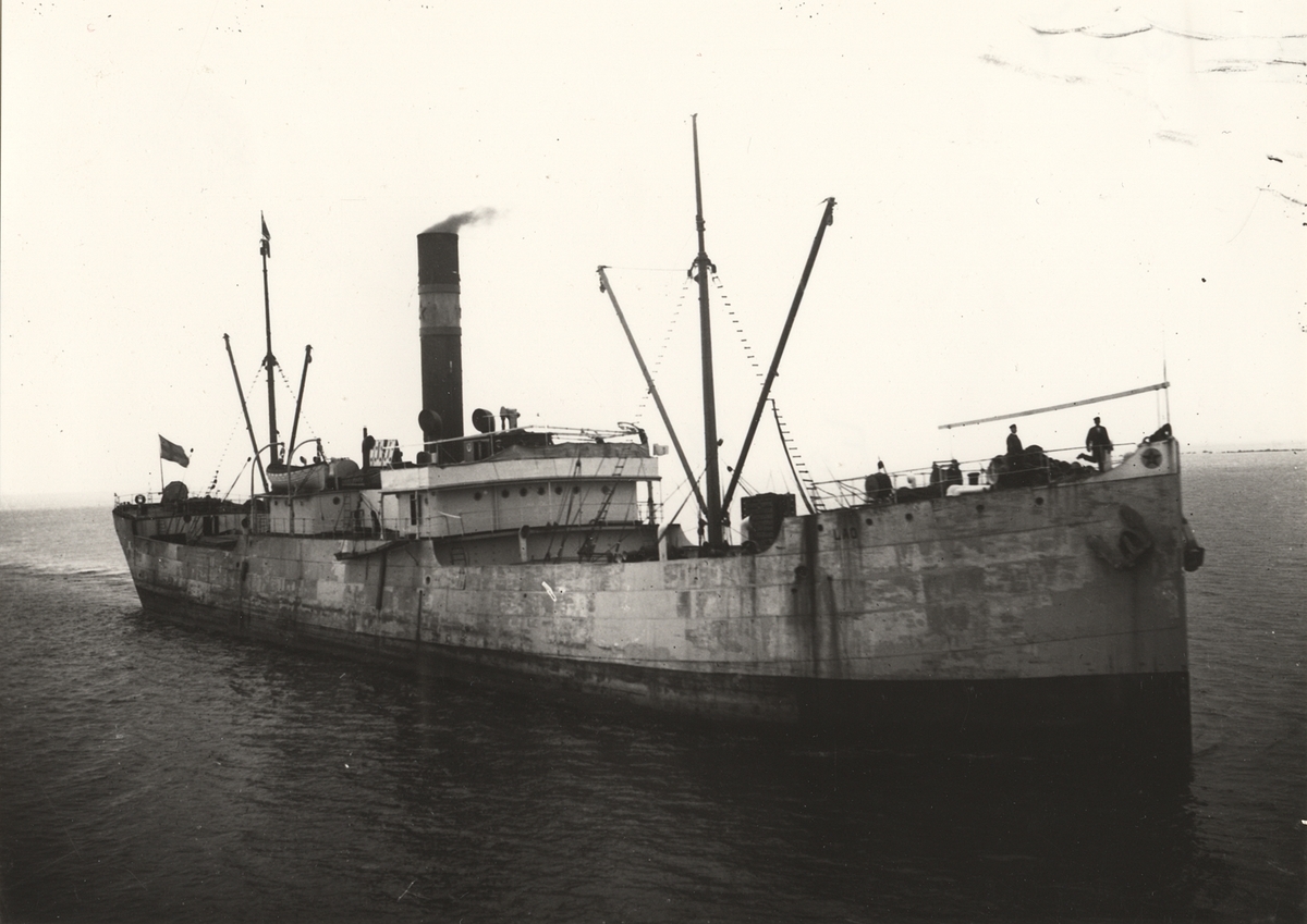Lastångfartyget LAO av Stockholm i Åhus hamn, juli 1919.