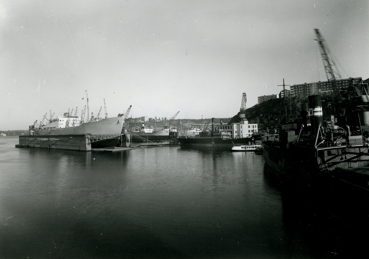 Foton från Finnboda varv. Interiör och exteriör bilder från varvsområdet. Fartygsbilder från sjösättningar m.m.