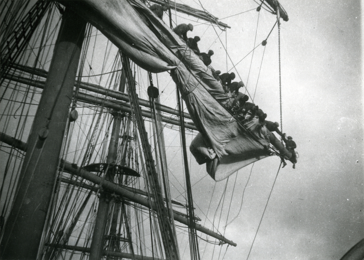 Focken bändes under 4 mastade barken Beatrice. Foto i Bluff, Nya Zeeland den 26 sept 1927.