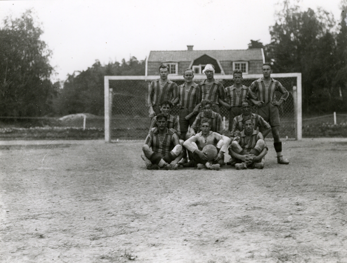 Fotbollslag uppställt på kustflottans idrottsplats vid Hårsfjärden.