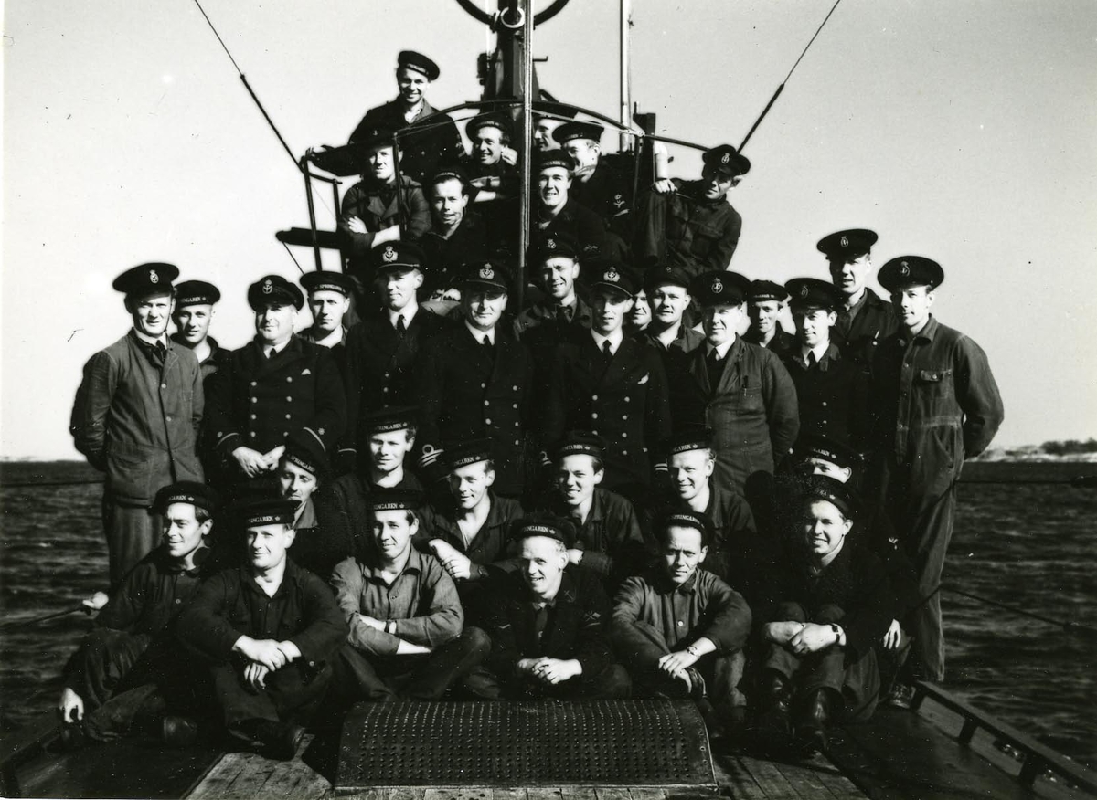 Besättningen på ubåten Springaren uppställd på däck.
