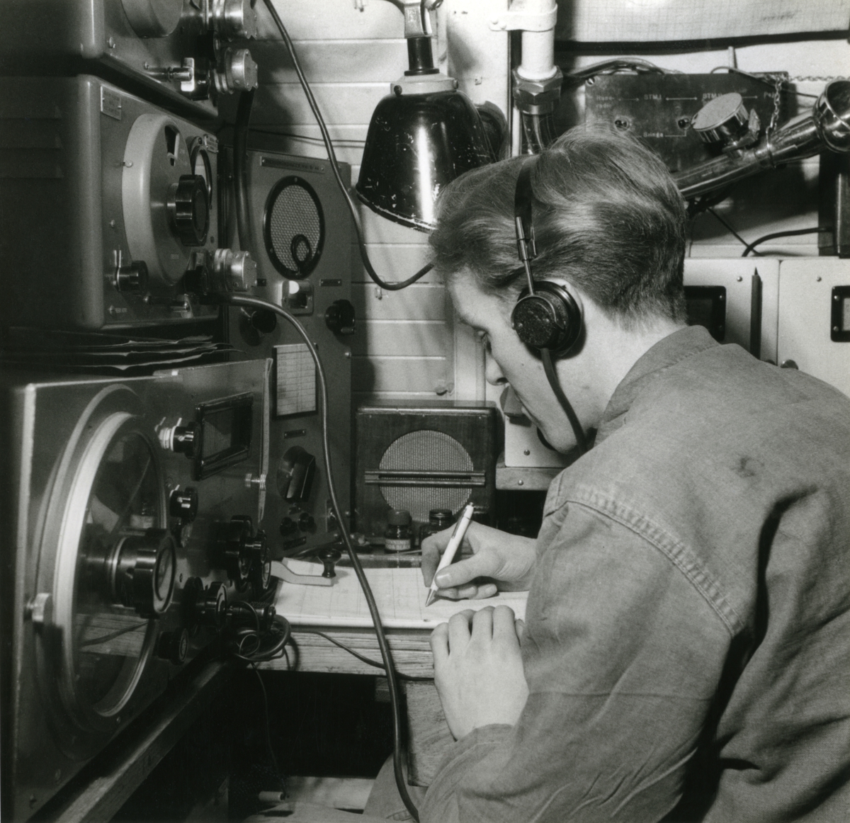 Radiotelegrafisten ombord på ubåten Sjöhästen år 1949.