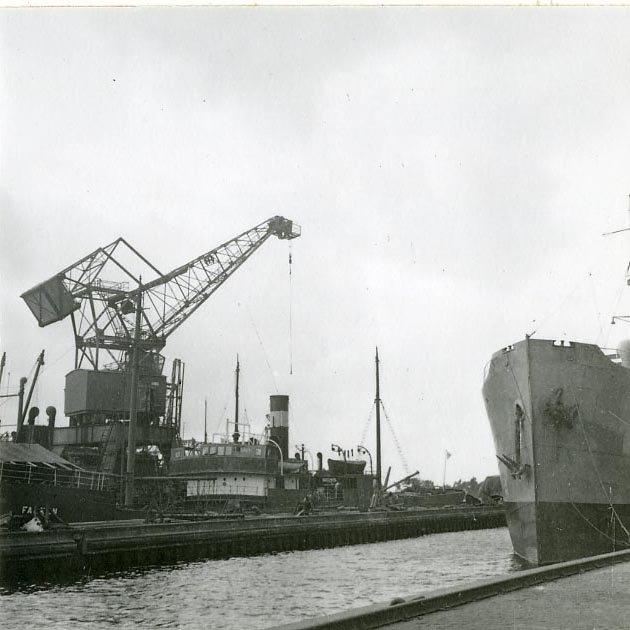 Helsingborgs hamn. Lastångfartyget Hasting vid kaj, juli 1946.