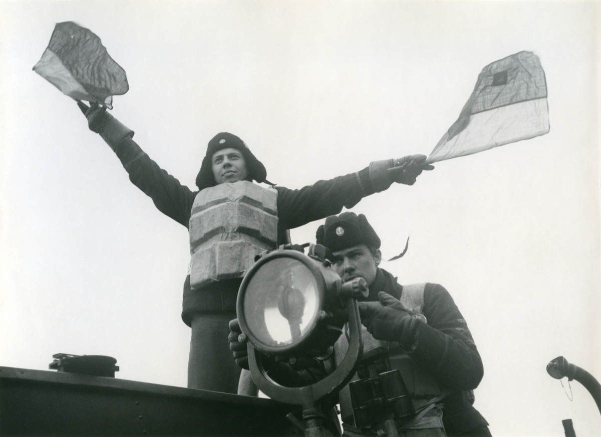 Signalering: semafor och morse ombord på jagaren Mjölner, mars 1945.