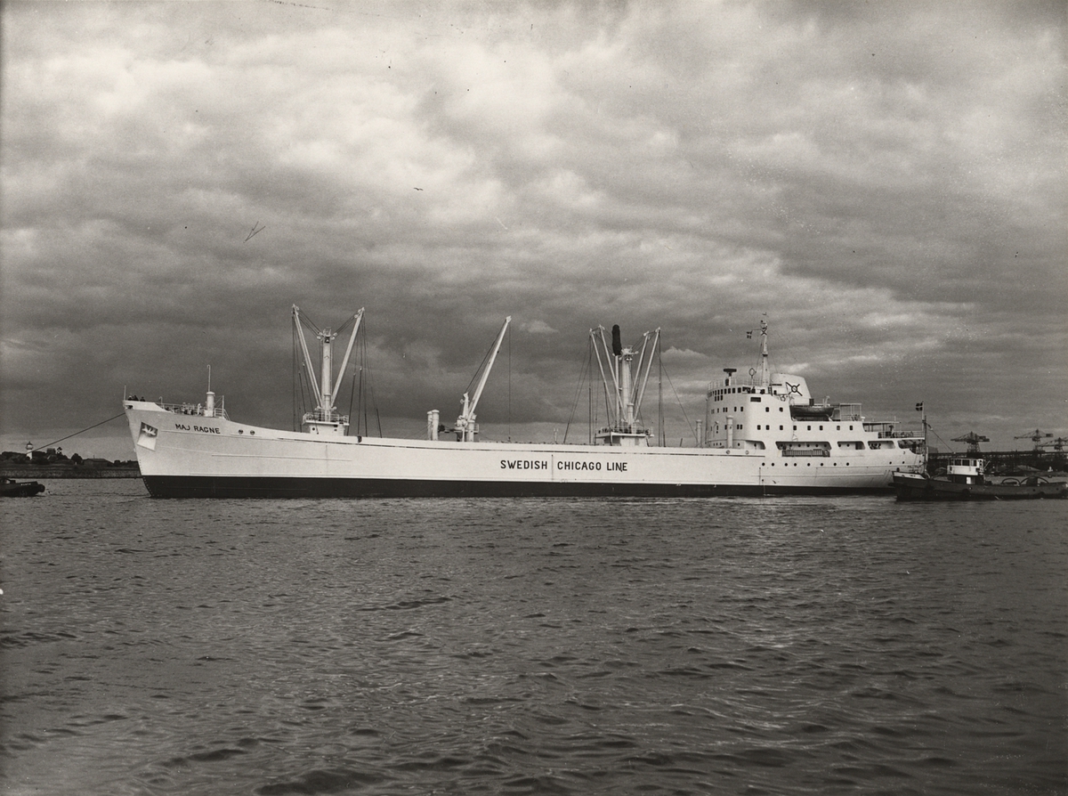 Foto i svartvitt visande lastmotorfartyget "MAJ RAGNE " taget i Köpenhamn år 1961.