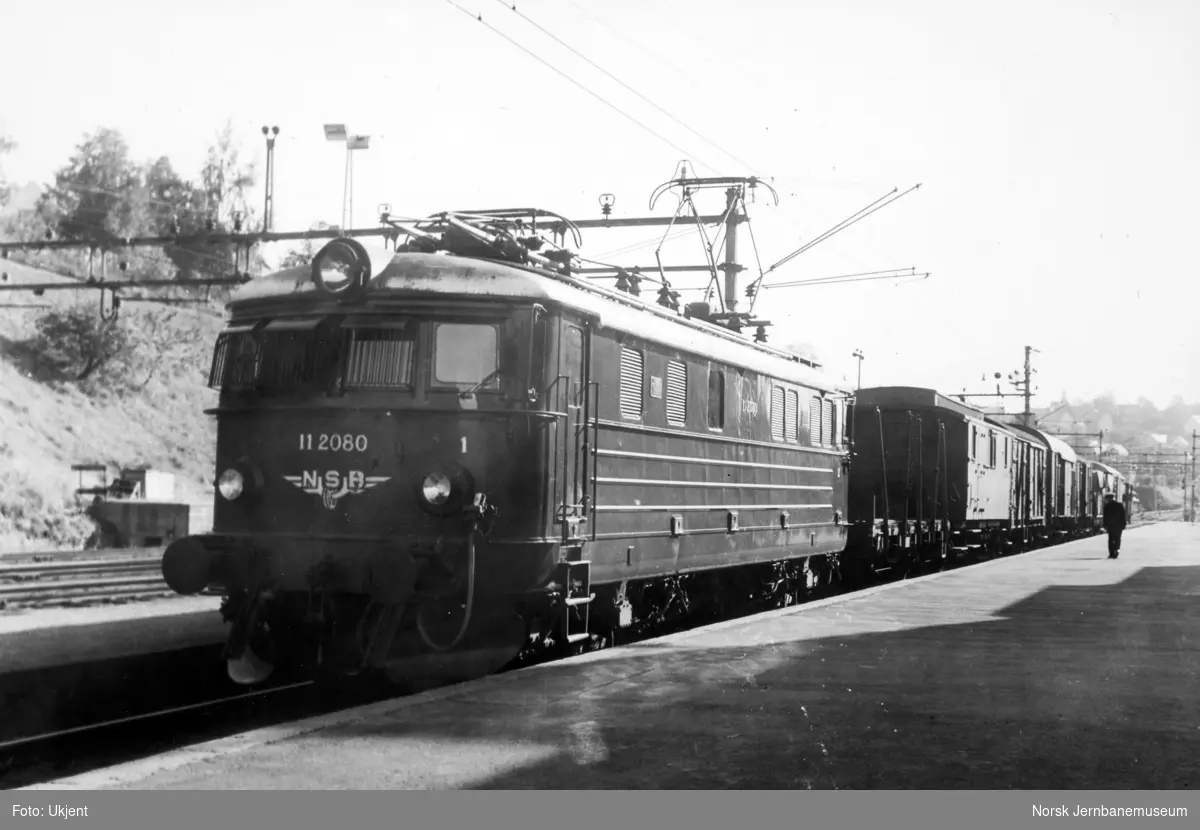 Elektrisk lokomotiv El 11 2080 med godstog