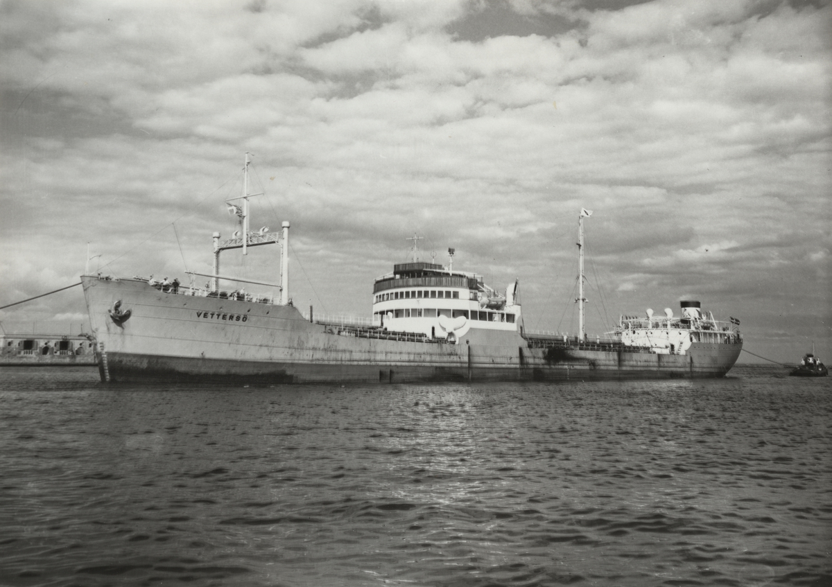Foto i svartvitt visande malm- & tankmotorfartyget "VETTERSÖ" taget i Köpenhamn någon gång under åren 1956 - 1962.