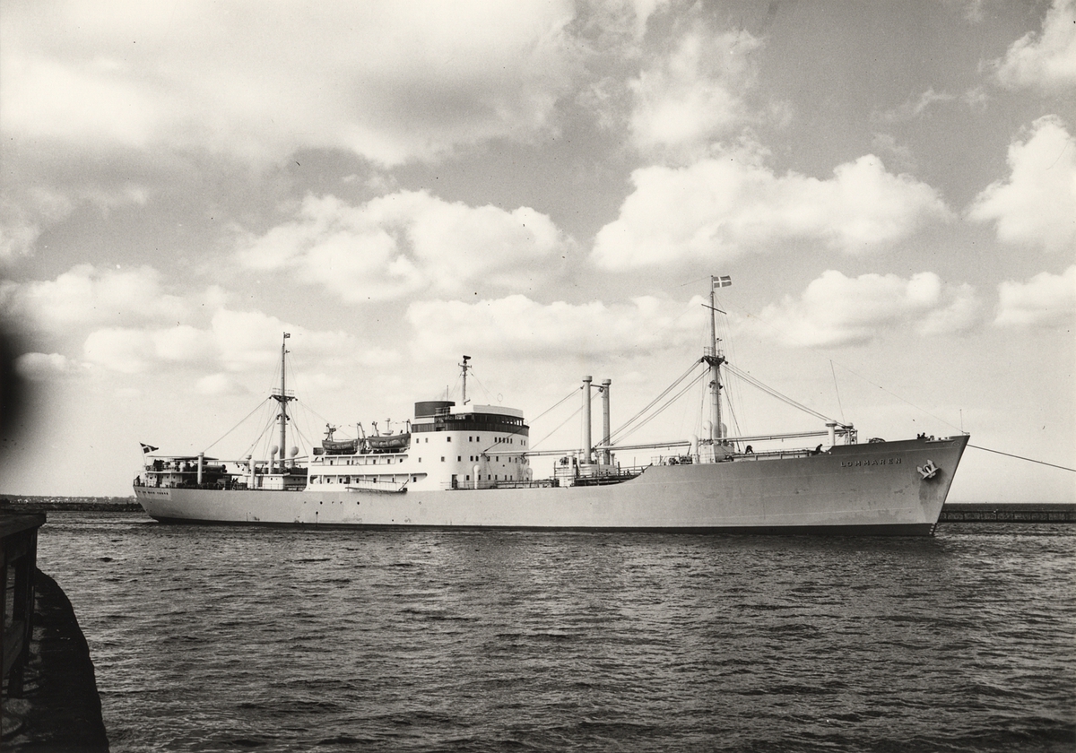 Foto i svartvitt visande lastmotorfartyget "LOMMAREN" i Köpenhamn april månad 1960.