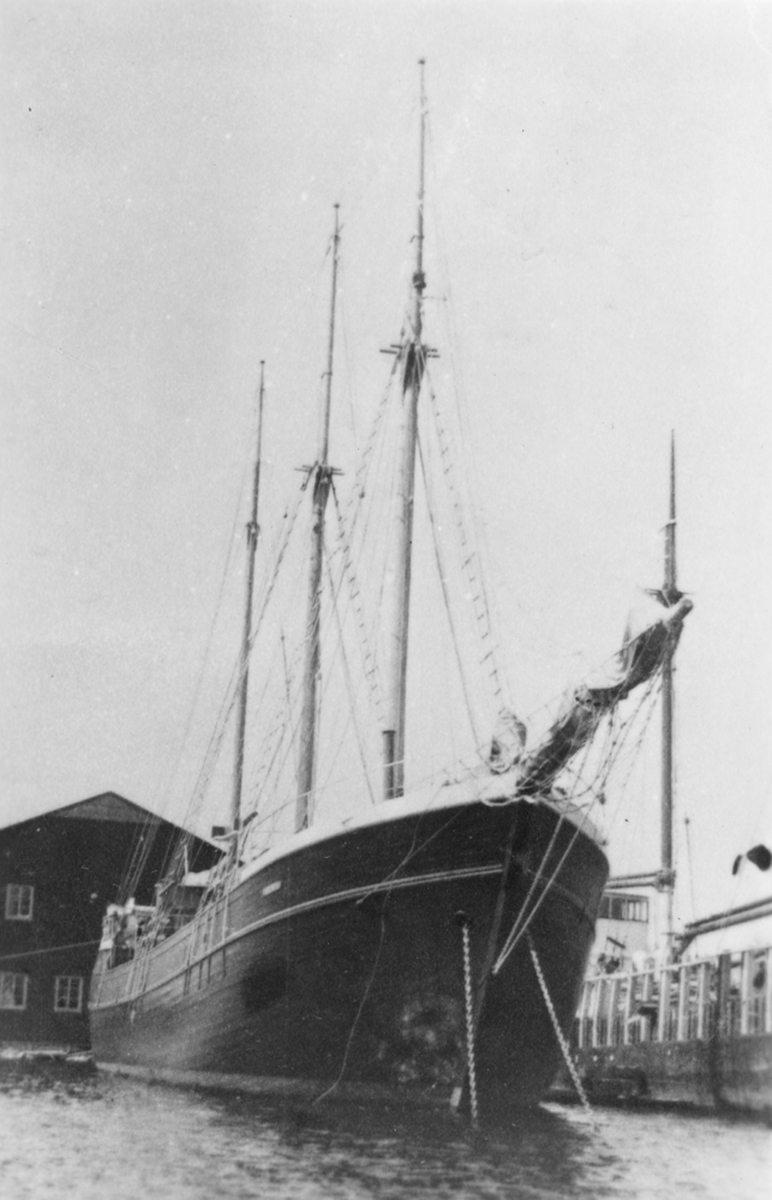 Albert Svenssons varv 1947. Nybyggda motorskonaren Ariel. Byggd för Red. AB Tellus, Oskarshamn. (Ing. Artur Wingren). Efter samma ritningar byggdes systerfartyget Eolus 1948.