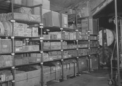 Hylleseksjon i lagerrom.