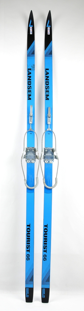 Langrennski laga av glasfiber. Blå overside og blå såle av plast. Kabelbindingar sit på.    