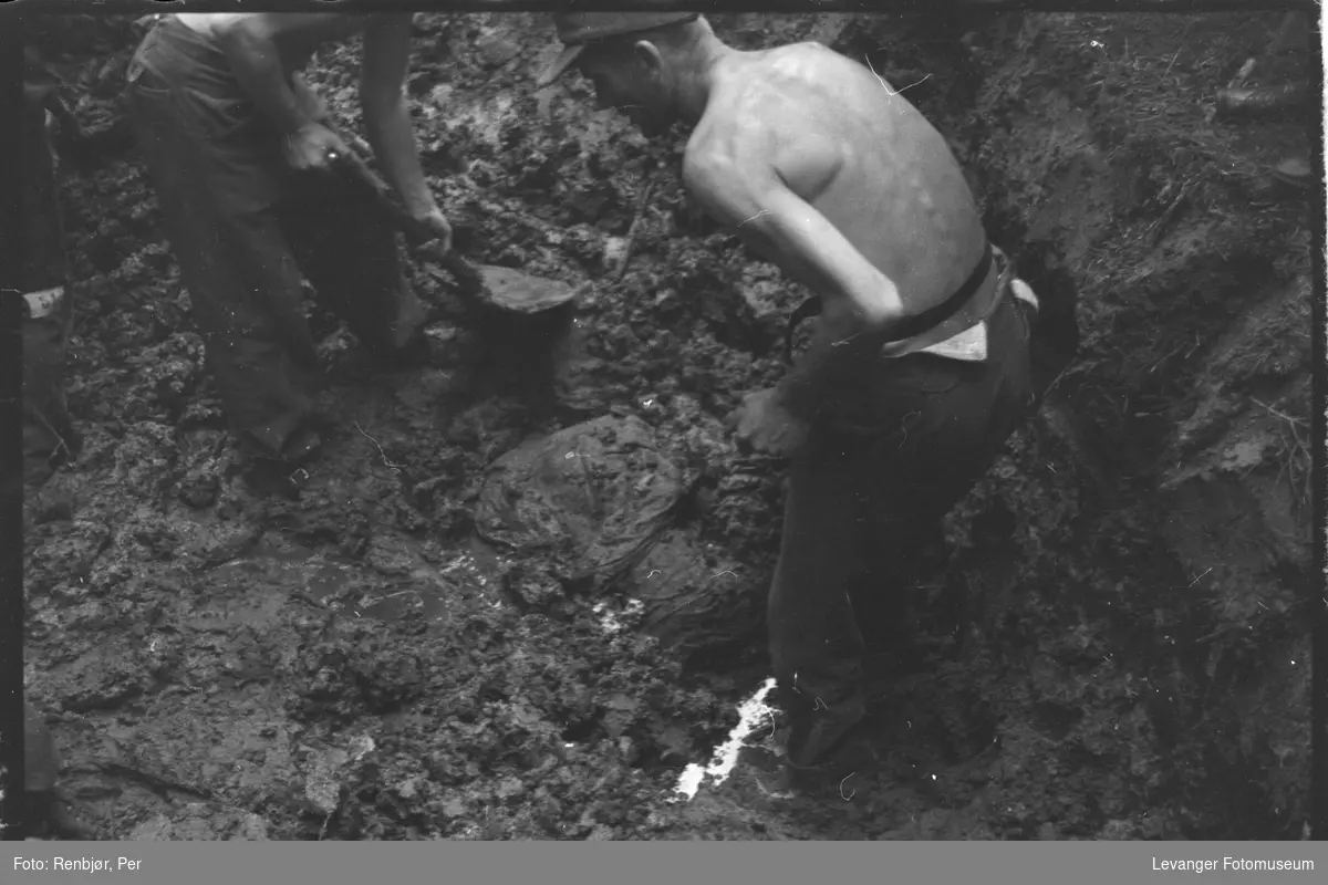 Åpning av graver i krigsfangeleiren på Falstad.
